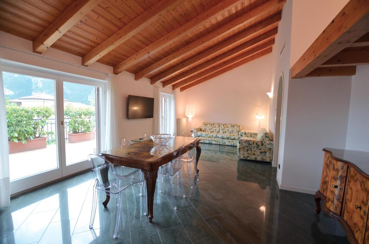 Attic Suite Palme ริวาเดลการ์ดา ภายนอก รูปภาพ
